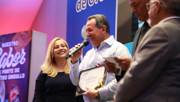 Premios "Colmado de Oro" reconocen al director de Promipyme